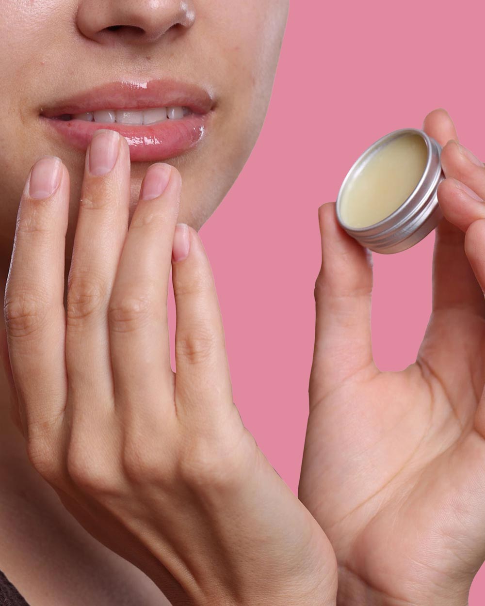 Frau mit Lippenbalsam aus der Tiegeldose
