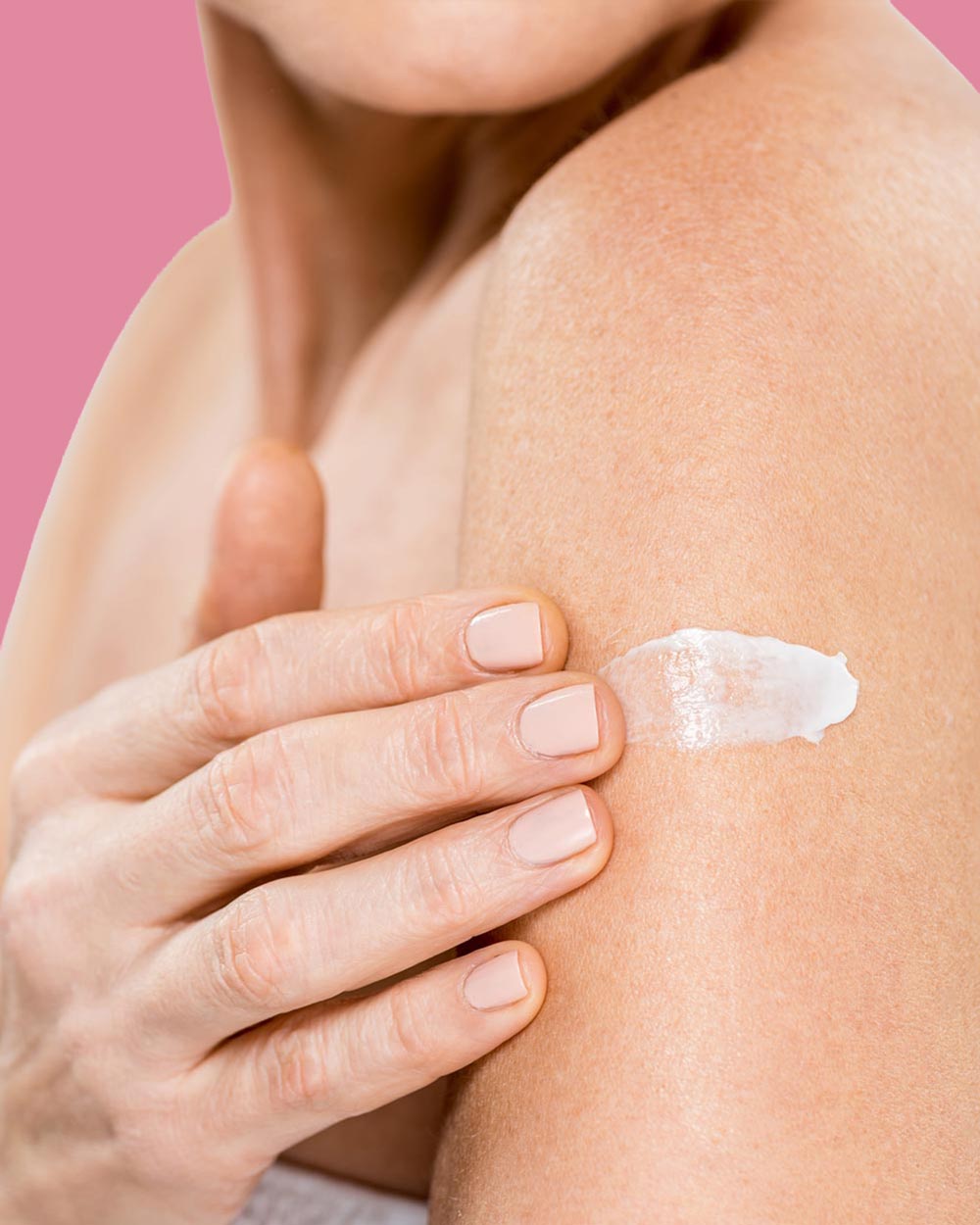 Lotion auf einer Frauenschulter